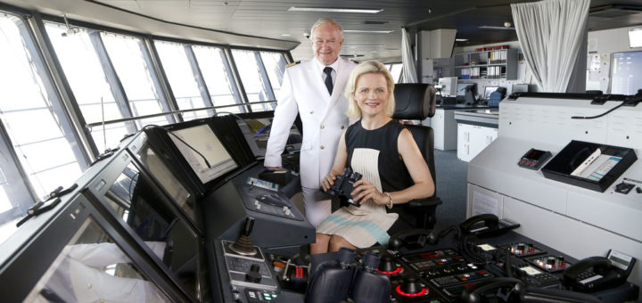 Kapitän Kjell Holm und Taufpatin Iveta Apkalna bei der Taufe der Mein Schiff 6 in Hamburg. Foto: TUI Cruises