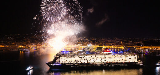 Taufe der Mein Schiff Flow vor Triest