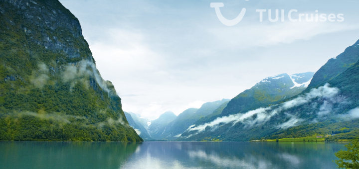 Mein Schiff im Geirangerfjord. Foto: TUI Cruises