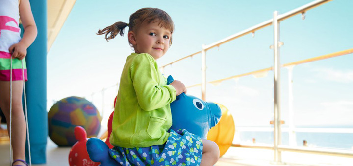 Kinder spielen auf dem Mein Schiff Deck. Foto: TUI Cruises