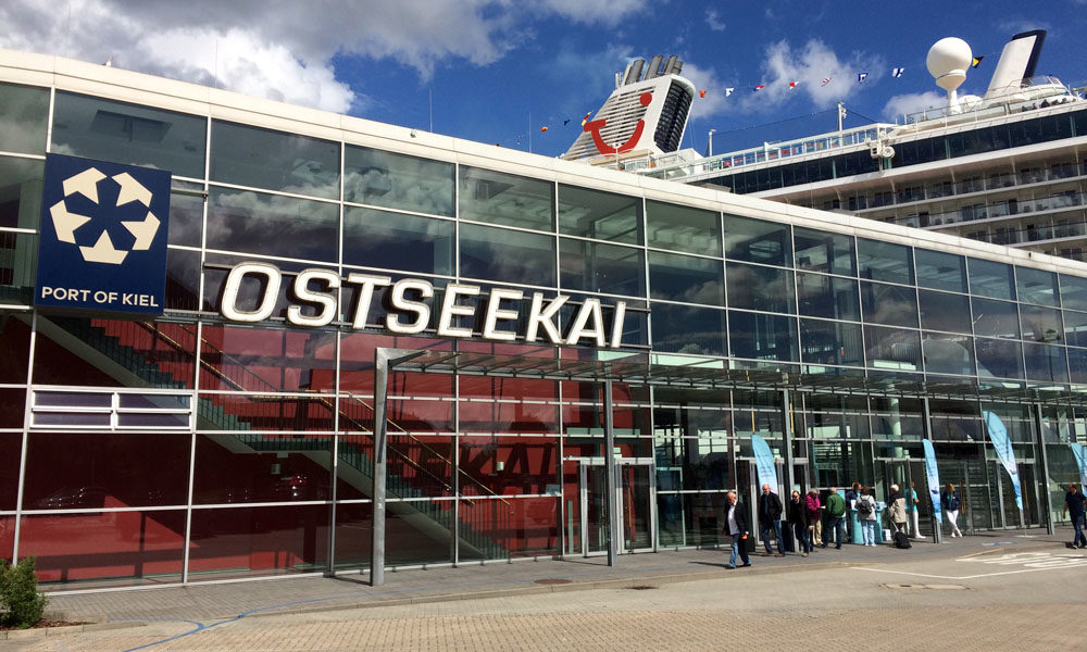 Mein Schiff am Ostseekai in Kiel