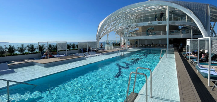 25-Meter-Pool auf der Mein Schiff Relax
