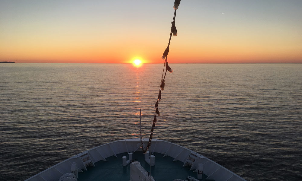 Sonnenuntergang auf der MS Deutschland. Foto: Martin Schuster / Kreuzfahrtpiraten