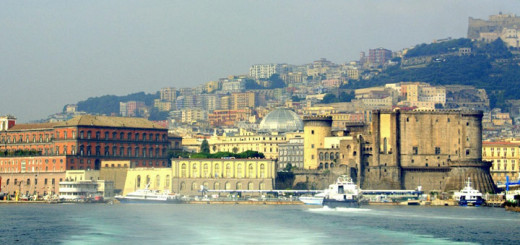 Blick auf Neapel mit Castel Nuovo, Molo Beverello und Palazzo Reale. Foto: Stefanie Claus