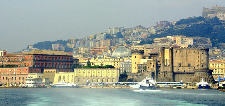 Blick auf Neapel mit Castel Nuovo, Molo Beverello und Palazzo Reale. Foto: Stefanie Claus