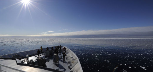 MS HANSEATIC von Hapag-Lloyd Kreuzfahrten auf Expedition Nordostpassage. Foto: Hapag-Lloyd Kreuzfahrten
