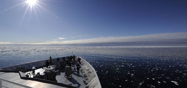 MS HANSEATIC von Hapag-Lloyd Kreuzfahrten auf Expedition Nordostpassage. Foto: Hapag-Lloyd Kreuzfahrten