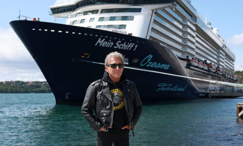 Peter Maffay vor der Mein Schiff 1