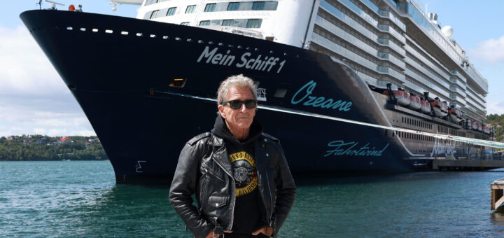 Peter Maffay vor der Mein Schiff 1
