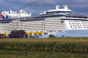 Die Quantum of the Seas bei der Ems-Überführung von Papenburg in Richtung Nordsee. Foto: Royal Caribbean International