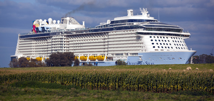 Die Quantum of the Seas bei der Ems-Überführung von Papenburg in Richtung Nordsee. Foto: Royal Caribbean International