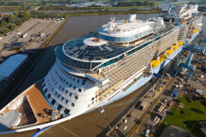Die Quantum of the Seas kurz vor der Überführung in der Meyer Werft in Papenburg. Foto: Meyer Werft