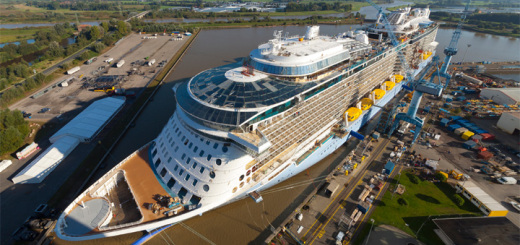 Die Quantum of the Seas kurz vor der Überführung in der Meyer Werft in Papenburg. Foto: Meyer Werft