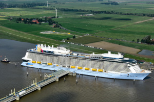 Quantum of the Seas bei der Ems-Überführung Richtung Nordsee. Foto: Meyer Werft