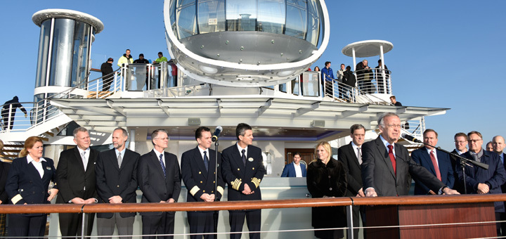 Vertreter der Reederei Royal Caribbean und der Meyer Werft bei der Übergabe der Quantum of the Seas in Bremerhaven. Foto: Meyer Werft