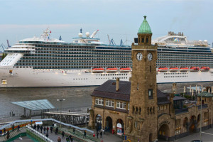 Regal Princess beim Erstanlauf in Hamburg. Foto: Hamburg Cruise Center