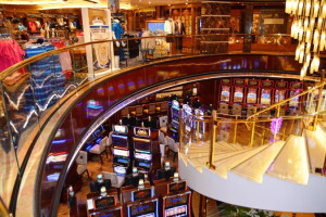 Shops im Atrium der Regal Princess. Foto: Udo Horn