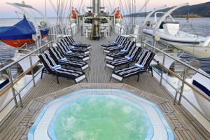 Pool an Deck der Running on Waves. Foto: Bow Line