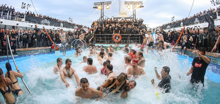 Full Metal Stimmung auf dem Pooldeck der Mein Schiff. Foto: TUI Cruises