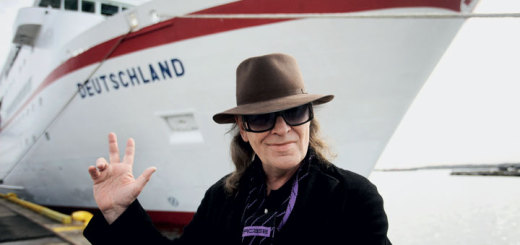 Rocker Udo Lindenberg vor dem Traumschiff. Foto: Reederei Peter Deilmann